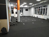 Укладка резинового покрытия в фитнес-клубе